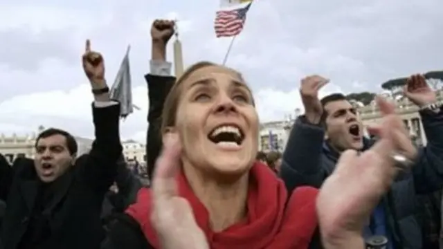 Awọn eniyan n ho fun ayọ nigba ti wọn ba kede poopu tuntun