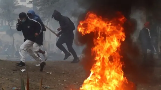 Mudaaharaadayaal xiran maaskaraatiyo oo ku dibed-baxaya waddoyinka magaalada Quito ee Ecuador