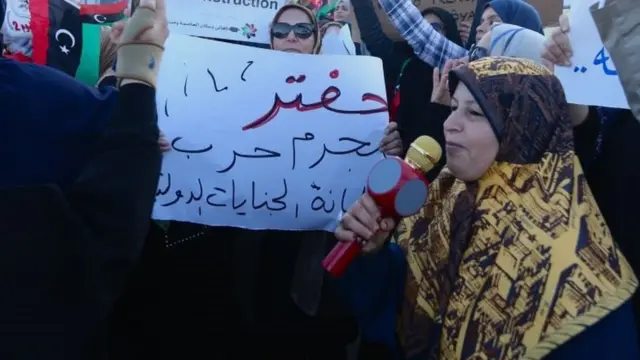 متظاهرون يحتجون على هجوم القائد العسكري خليفة حفتر للاستيلاء على طرابلس ، ليبيا في 19 أبريل/نيسان 2019.