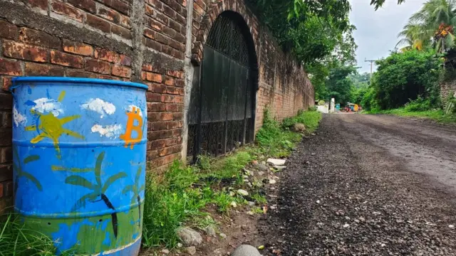 Cubo de basura en El Zonte