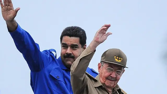 Presidente da Venezuela, Nicolás Maduro (à esquerda), posa ao lado do chefegrandes apostas esportivas on lineestado cubano, Raúl Castro