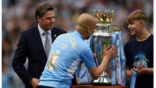 غوارديولا يتسلم كأس البطولة