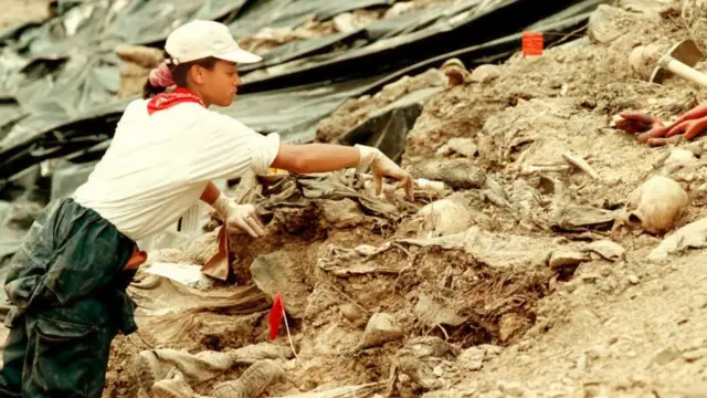 หลุมศพหมู่ที่พบใกล้กับเมืองซเรเบรนิซา เมื่อปี 1995