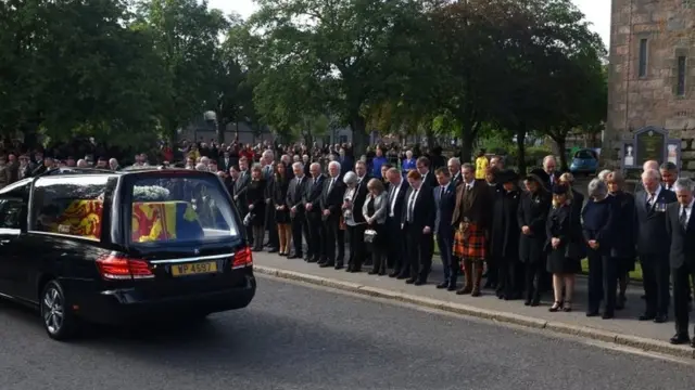 女王灵柩经公路前往爱丁堡
