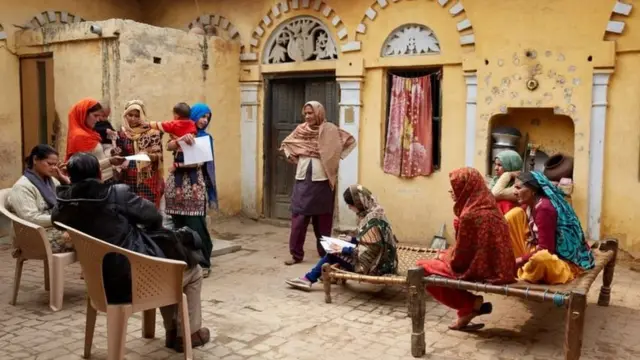 การเปลี่ยนแปลงเมื่อ Action India องค์กรเพื่อการกุศลที่ทำงานในประเด็นเรื่องสุขภาพในการสืบพันธุ์ของผู้หญิง เข้าไปตั้งโรงงานผลิตผ้าอนามัยใน คัตติเกรา