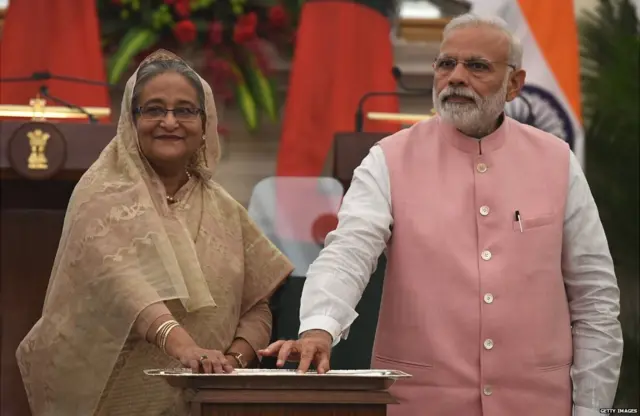 बांग्लादेशी प्रधानमंत्री शेख़ हसीना और भारतीय प्रधानमंत्री नरेंद्र मोदी