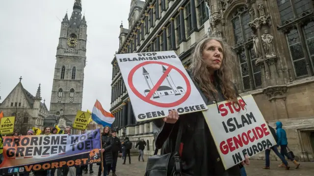 Belçika'nın Flaman bölgesindeki Gent kentinde aşırı sağcıların düzenlediği İslam karşıtı gösterilerden bir kare
