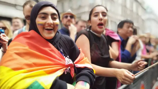 บีบีซีรายงานว่า คาดว่าผู้คนที่เข้าร่วมงาน Pride in London มีมากกว่า 1 ล้านคน โดยงานนี้จัดขึ้นระหว่างวันที่ 24 มิ.ย. ถึง 9 ก.ค. 2017