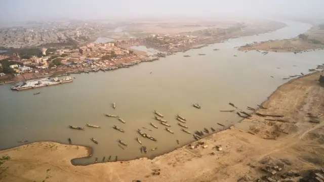Picha kutoka juu ikionesha bandari ya Mopti nchini Mali