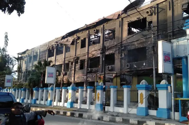 Kondisi gedung Majelis Rakyat Papua yang terbakar pascakerusuhan di Manokwari, Papua Barat, Senin (19/02/2019). Suasana Manokwari mulai kondusif pascaaksi kerusuhan akibat kemarahan atas peristiwa yang dialami mahasiswa asal Papua di Surabaya, Malang dan Semarang.