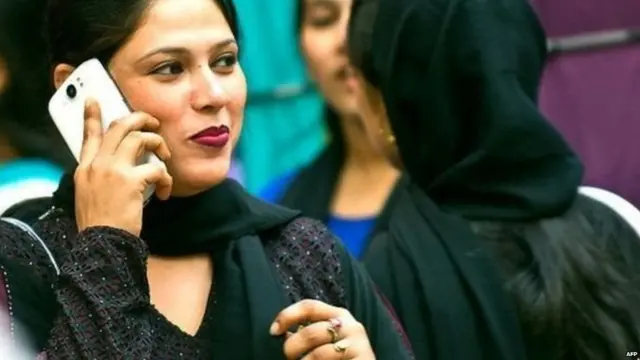 ਮੋਬਾਈਲ ’ਤੇ ਗੱਲ ਕਰਦੀ ਇੱਕ ਔਰਤ