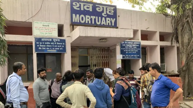 बीर सहाय, शवगृह के बाहर