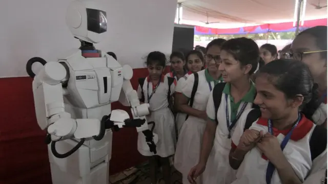 মুম্বাই-এর একটি কলেজে ছাত্রীরা 'ইন্দ্রা' নামের একটি রোবটের কার্যক্রম দেখছে।