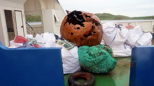 సమ్మర్ ఐజిల్స్లో పోగుపడిన చెత్త