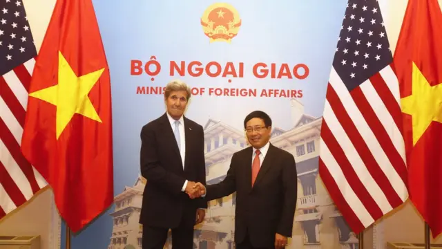 Ngoại trưởng Mỹ John Kerry bắt tay Ngoại trưởng Việt Nam Phạm Bình Minh khi thăm Hà Nội tháng Năm 2016
