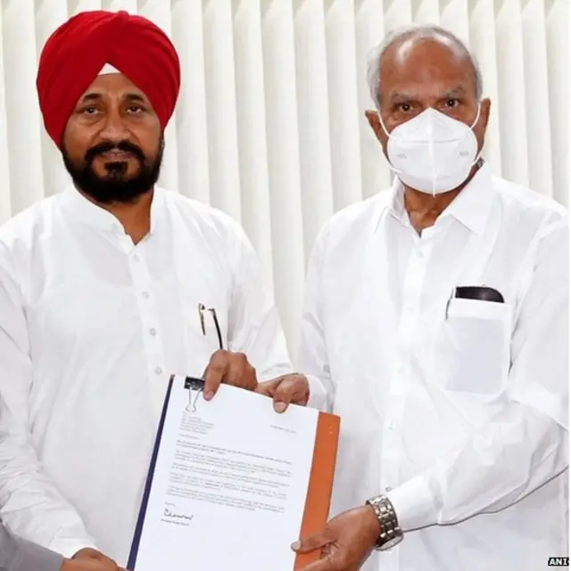 पंजाबचे राज्यपाल बनवारीलाला पुरोहित यांच्या समक्ष सरकार स्थापनेचा दावा करताना चरणजीत सिंह चन्नी