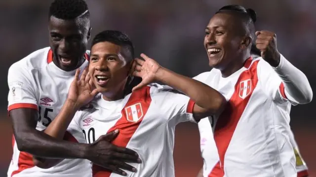 Edison Flores festeja su gol