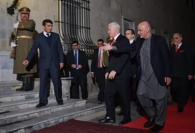 محمد اشرف غنی رییس جمهور افغانستان در بدو ورود به ارگ ریاست جمهوری به مایک پنس خوش آمد می‌گوید