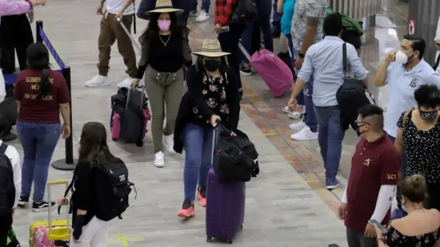 Viajantes no aeroporto da Cidade do México