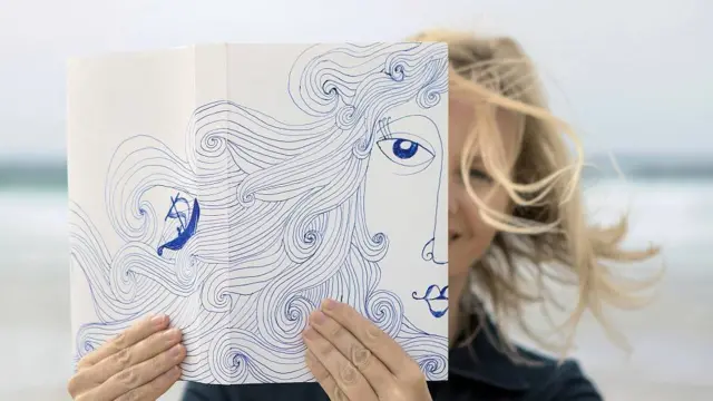 Chica con dibujo de ella misma