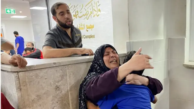 Ribuan orang berlindung di dalam dan di sekitar RS Al Shifa.