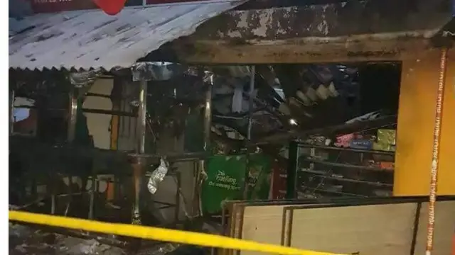 යතුරුපැදි හතරකින් පැමිණි කණ්ඩායමක් විසින් එම ගිණි තැබීම සිදු කර ඇතැයි සැලකෙයි