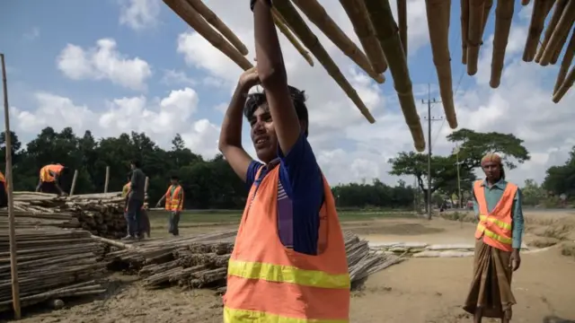 শরণার্থীদের জন্য ঘরবাড়ি নির্মাণ করা হচ্ছে।