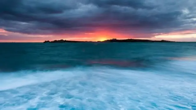 'பணியாளாகள் தேவை' Lihou Island