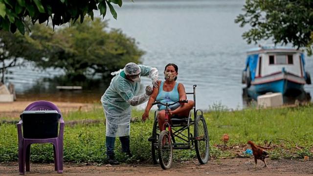Mulher é vacinada por profissionalcomo ganhar dinheiro com palpites de futebolsaúde