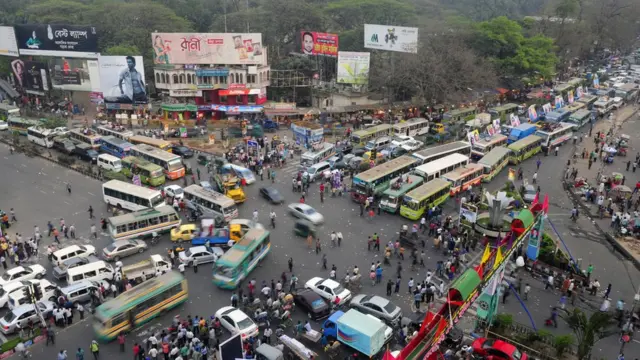 যানজটে নাকাল ঢাকার চৌরাস্তা।