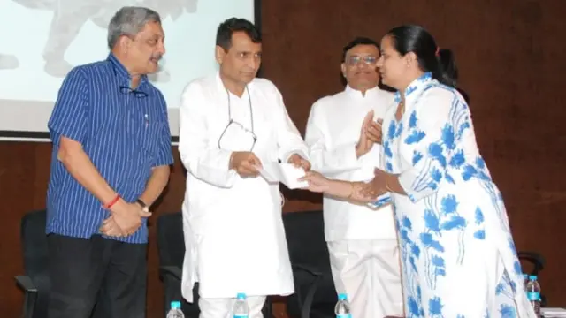 मनोहर पर्रिकर आणि सुरेश प्रभू यांच्याकडून कौतुकाची थाप