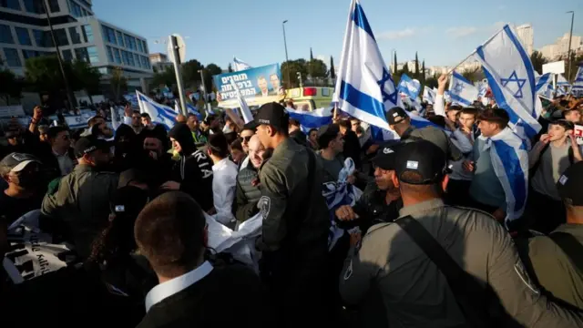 police separate pro and anti-reforms protesters