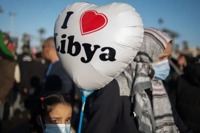 A Dandalin Wadanda suka yi shahada da ke Tripoli ranar Laraba, 'yan kasar Libya sun yi bikin cika shekara 10 da soma boren da ya kai ga tumbuke mulkin s mark the 10th anniversary of the Arab Spring, which led to the ousting of Col Kanar Muammar Gaddafi.