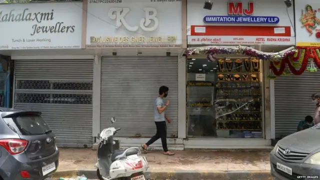कोरोना निर्बंध