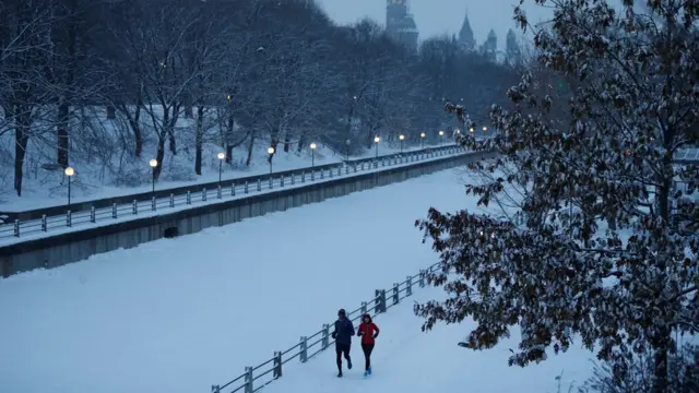Una pareja corriendo en Ontario, Canadá