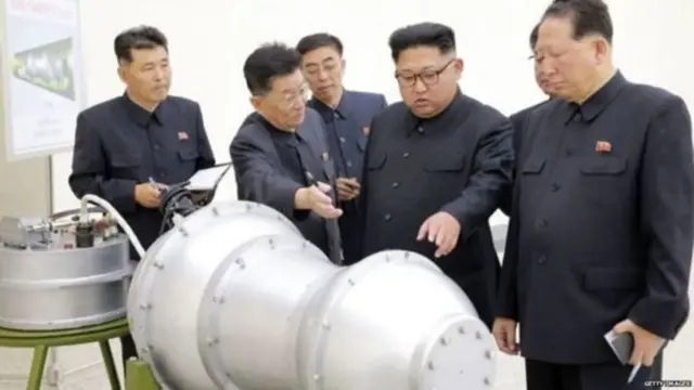 અધિકારીઓ સાથે વાતચીત કરતા કિમ જોંગ ઉન