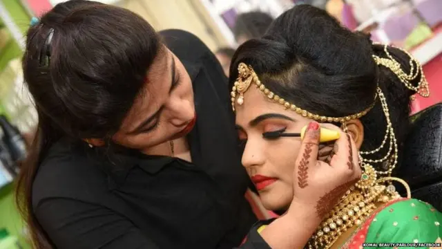 ब्यूटी पार्लर, महिलाएं, मेकअप