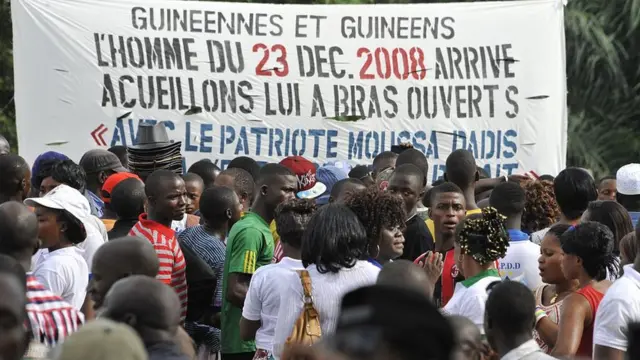 Des partisans de l'ancien chef de la junte en exil, Moussa Dadis Camara, manifestent, le 26 août 2015, à l'aéroport de Conakry. Un avion transportant l'ancien chef de la junte guinéenne en exil, Moussa Dadis Camara, vers Conakry, où il espère se présenter à la présidence en octobre, a été détourné vers le Ghana le 26 août, selon son parti politique