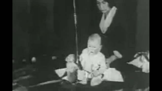 El pequeño Albert frente a un mono durante un experimento en 1920. Imagen extraída de un video de dominio público de acuerdo a wikimedia.