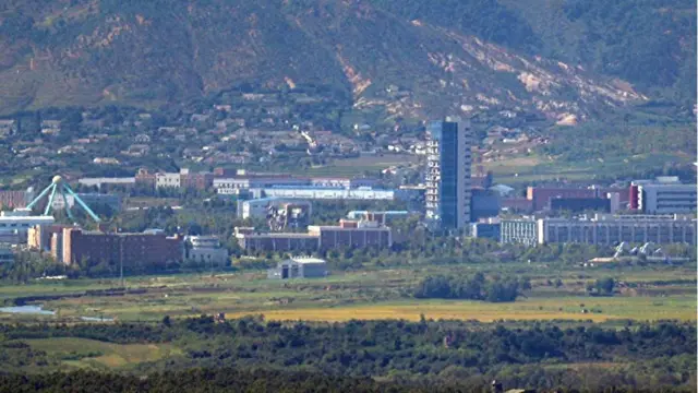 미사일 경쟁으로 남북 관계가 경색되는 가운데 지난 16일 경기 파주시 접경지역에서 바라본 북한 개성공단에 폭파된 남북공동연락사무소 잔해와 충격으로 훼손된 개성공단지원센터가 보이고 있다