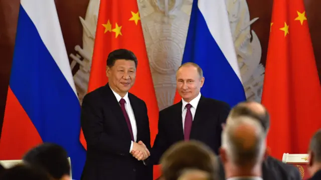Presidentes de China y Rusia en un apretón de manos