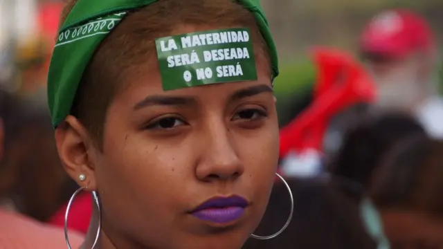 Mujer con una pegatina que dice: "La maternidad será deseada o no será"