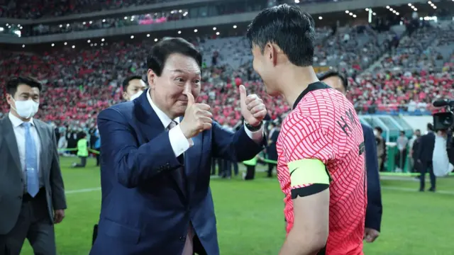 윤석열 대통령이 2일 서울월드컵경기장에서 2002 한일월드컵 20주년 기념 평가전 대한민국-브라질의 경기에 앞서 손흥민을 격려하고 있다