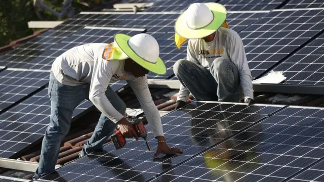 Instalación de paneles solares en Estados Unidos.