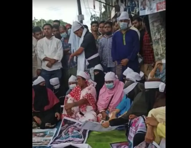 অনশনে বসেছেন পুলিশ হেফাজতে মারা যাওয়া রায়হানের মা সহ তার আত্মীয় ও এলাকাবাসী