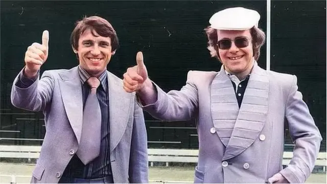 Picha ya Graham Taylor akiwa na Elton John, baada ya kutajwa kuwa meneja wa Watford mwaka wa 1977. John alikua mwenyekiti mwaka mmoja uliotangulia