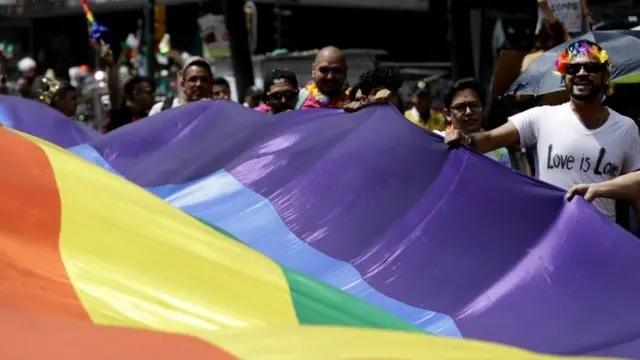 Miembros de la comunidad LGBT se manifiestan en México.