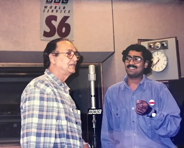 বিবিসি ওয়ার্ল্ড সার্ভিস স্টুডিওতে সৌমিত্র চট্টোপাধ্যায় রেকর্ড করেছেন তার বিখ্যাত গোয়েন্দা নাটক 'টিকটিকি'। সাথে অভিনেতা কৌশিক সেন।