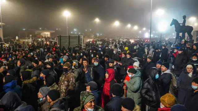 জ্বালানির দাম নিয়ে বিক্ষোভ ছড়িয়ে পড়েছে সারা দেশে।