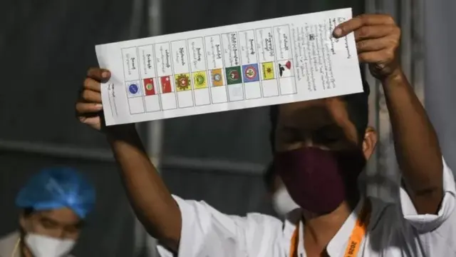 ၂၀၂၀ ရွေးကောက်ပွဲမဲရုံတစ်ခုမှာ မဲရေတွက်နေစဥ်